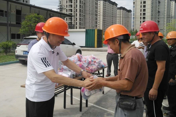 市建設局、市建筑業協會領導親臨現場慰問一線工人